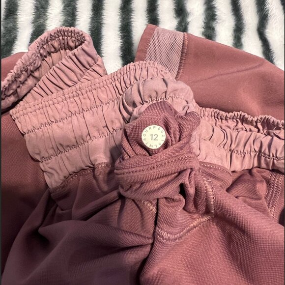 Lululemon Rose Blush/ Figue Hotty Hot 2.5 Shorts SZ 12 - Picture 5 of 5